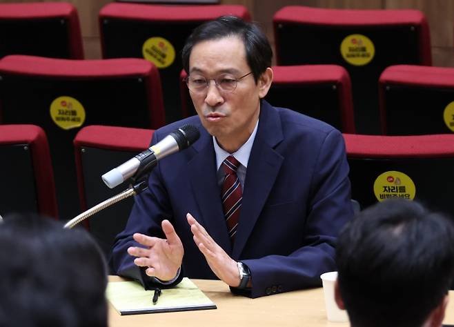 우상호 정무수석 기자간담회 - 우상호 정무수석이 21일 용산 대통령실에서 기자간담회를 하고 있다.  대통령실 제공