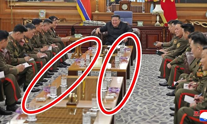 김정은 북한 국무위원장이 지난 20일 당 중앙위원회 본부청사에서 국가표창수여식 참석차 귀국한 해외작전부대 주요 지휘관들을 만났다고 조선중앙통신이 21일 보도했다. 2025.8.21 조선중앙통신 연합뉴스