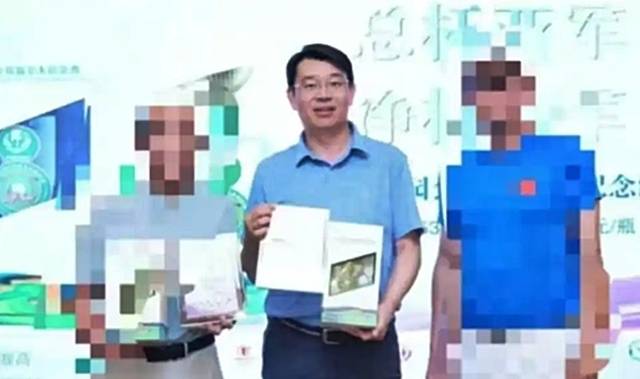 21일 차이신, 신랑재경 등 현지 매체에 따르면 중국 당국은 공산당 중앙기율검사위원회 국가감찰위원회 승인 아래 감찰 조사를 진행, 중국증권감독관리위원회의 전 발행감독관리부 감독처장인 양자오훙의 당적을 최근 박탈했다. 중국 증시에서 기업공개(IPO) 심사를 담당하다가 8년 전 사직한 그의 자택에서는 수백억원, 무게 3t에 달하는 돈뭉치가 발견된 것으로 전해졌다. 사진은 과거 촬영된 양자오훙의 사진. 웨이보
