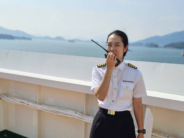 김승주 선장이 갑판 위에서 무전기로 지시를 내리고 있다. 사진 제공=김승주 선장