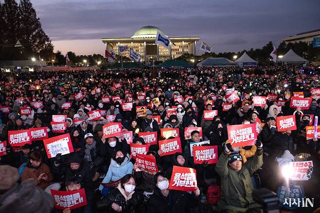 2024년 12월7일 서울 여의도 국회 앞에 시민 수십만 명이 모여 윤석열 탄핵을 촉구하고 있다. ⓒ시사IN 조남진
