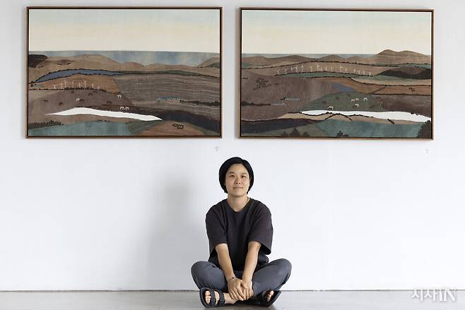 미술작가 박들씨는 목판화와 염색 천 콜라주로 제주의 풍경을 담아냈다. ⓒ시사IN 이명익