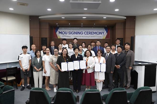 경북 김천대학교는 지난 18일과 19일, 몽골 에르데넷 시 고등학교들과의 협약식을 갖고 기념촬영을 하고 있다ⓒ김천대학교&nbsp; 제공