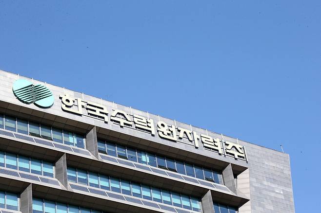 지난 18일 한국수력원자원과 한국전력이 미국 웨스팅하우스와 체결한 글로벌합의문이 공개되자 주요 원전주는 일제히 하락세를 보였다. 사진은 경상북도 경주시의 한국수력원자원 ⓒ연합뉴스
