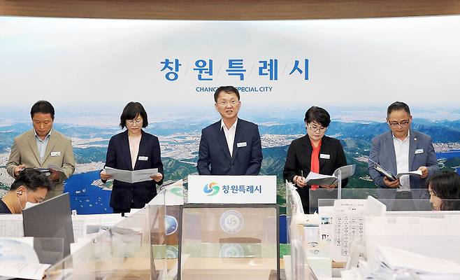 박진열 창원시 경제일자리국장이 21일 시청 프레스센터에서 미국 수출기업 긴급 대응 전략을 발표하고 있다. ⓒ창원시