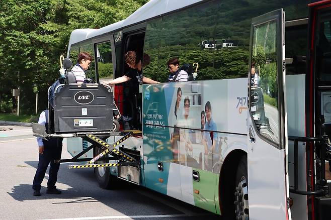 관광약자 무장애관광 코스개발 시범투어에서 휠체어를 이용한 참가자가 리프트를&nbsp; 이용하여 버스에 승차하고 있다.ⓒ경기관광공사 제공
