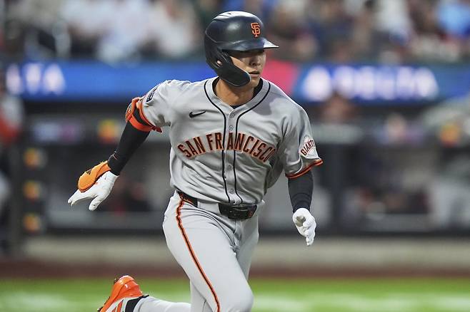 샌프란시스코 이정후는 21일(한국시간) 샌디에이고전에서 6번타자 중견수로 선발출전해 4타수 1안타를 기록했다. 올 시즌 최다인 9경기 연속 안타 행진을 이어가고 있다.｜AP 뉴시스