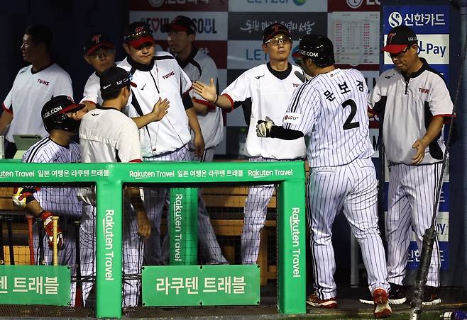 LG 문보경(2번)이 21일 잠실 롯데전에서 득점한 뒤 염경엽 감독과 하이파이브를 하고 있다. 잠실｜뉴시스