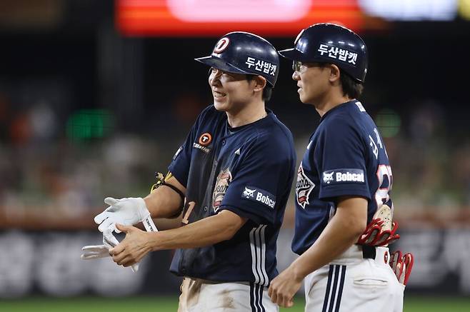 ▲ 두산은 선수들과 코치들이 똘똘 뭉쳐 적극적인 플레이로 반전을 만들어가고 있다 ⓒ두산베어스
