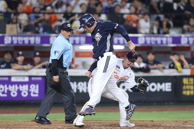 ▲ 조 감독의 지론에 딱 들어맞는 장면이었던 20일 대전 한화전 4회 홈 득점 장면 ⓒ두산베어스