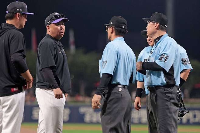 ▲ 9회 마지막 상황에 항의하다 경기 종료 후 퇴장 당한 이범호 KIA 감독 ⓒKIA타이거즈