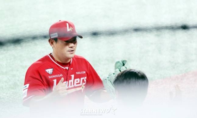 7회말을 무실점으로 마무리한 노경은이 더그아웃으로 돌아오고 있다. /사진=강영조 선임기자