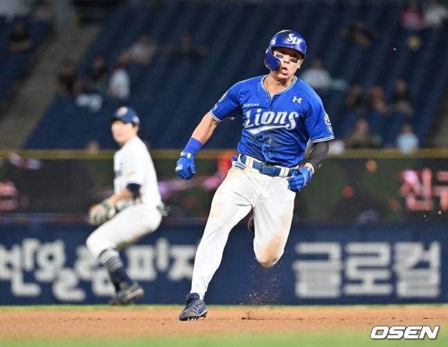 삼성 김성윤이 20일 창원 NC전에서 7회 3루타를 치고 있다.
