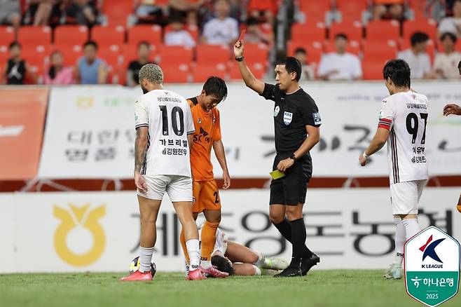 주심으로부터 레드카드를 받는 김준하(제주SK). /사진=한국프로축구연맹 제공