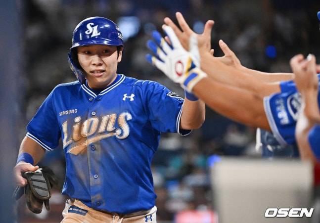 삼성 김지찬이 20일 창원 NC전에서 7회초 득점 후 동료들의 축하를 받고 있다.