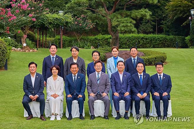 이재명 대통령, 민주당 지도부와 만찬 (서울=연합뉴스) 이재명 대통령이 20일 서울 한남동 관저에서 더불어민주당 정청래 대표, 김병기 원내대표 등 지도부와 만찬 전 기념 촬영을 하고 있다. 2025.8.20 [대통령실 제공. 재판매 및 DB 금지] photo@yna.co.kr