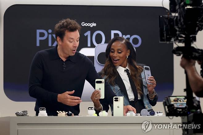 구글 새 스마트폰 '픽셀10 시리즈' [뉴욕 로이터=연합뉴스]