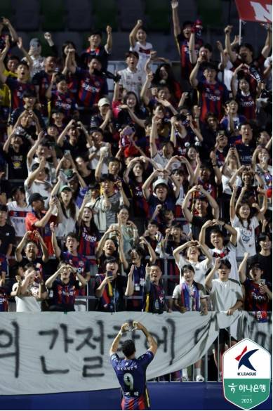 수원FC 팬과 호흡하는 싸박 [한국프로축구연맹 제공. 재판매 및 DB 금지]