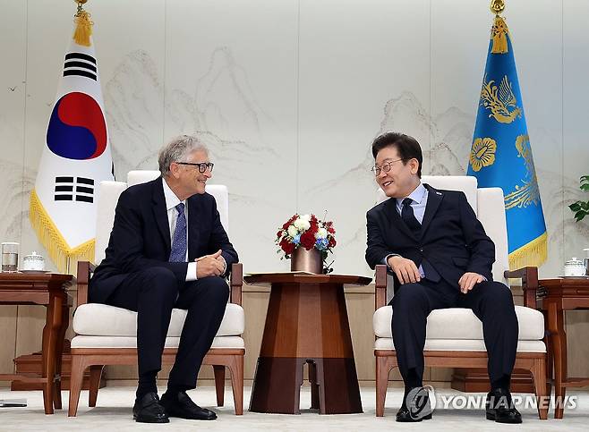 이재명 대통령, 빌 게이츠 접견 (서울=연합뉴스) 한상균 기자 = 이재명 대통령이 21일 용산 대통령실에서 빌 게이츠 게이츠재단 이사장을 접견하고 있다. 2025.8.21 xyz@yna.co.kr