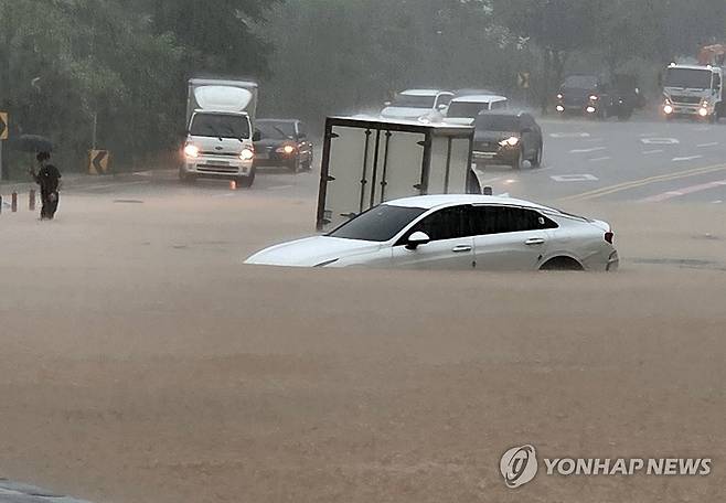 침수된 도로 (고양=연합뉴스) 수도권에 많은 비가 내린 13일 경기도 고양시 덕양구 화랑로에서 차량이 침수되자 운전자가 밖으로 나오고 있다. 2025.8.13 [독자 제공. 재판매 및 DB 금지] photo@yna.co.kr