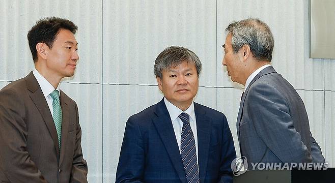 대화하는 민중기 특검팀 [연합뉴스 자료사진]