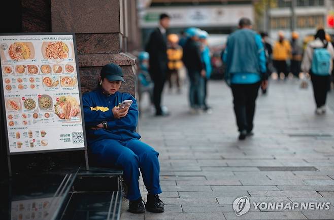 휴식을 취하고 있는 중국 노동자 [EPA 연합뉴스 자료사진. 재판매 및 DB 금지]