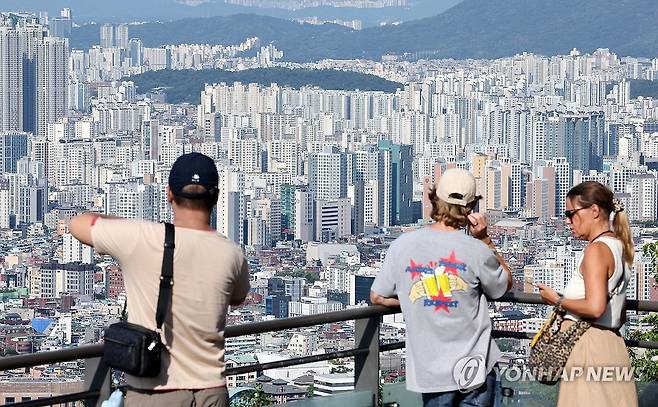 외국인 토지거래허가구역 지정 첫 시행 (서울=연합뉴스) 이동해 기자 = 21일 서울 남산에서 바라본 아파트 등 모습. 
    국토교통부는 이날 중앙도시계획위원회 심의를 거쳐 서울시 전역과 인천시, 경기도 주요 지역을 외국인 토지거래허가구역으로 지정한다고 밝혔다. 2025.8.21 eastsea@yna.co.kr