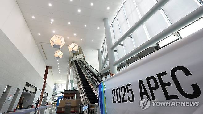 경주 APEC 앞두고 정상회의장 준비 공사 한창 (경주=연합뉴스) 윤관식 기자 = 21일 경북 경주시 화백컨벤션센터(HICO)에서 언론인 초청 APEC 현장 준비상황 설명회가 열린 가운데 정상회의장 준비 공사가 진행되고 있다. 2025.8.21 psik@yna.co.kr