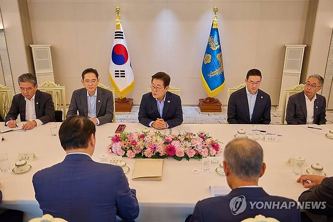 이재명 대통령, 미일 순방 경제인 간담회 (서울=연합뉴스) 이재명 대통령이 19일 서울 용산 대통령실 청사에서 미일 순방 경제인 간담회를 하고 있다. 
    오른쪽부터 박지원 두산그룹 부회장 겸 두산에너빌리티 회장, 구광모 LG그룹 회장, 이 대통령, 이재용 삼성전자 회장, 장재훈 현대차 부회장. 2025.8.19 [대통령실 제공. 재판매 및 DB 금지] photo@yna.co.kr