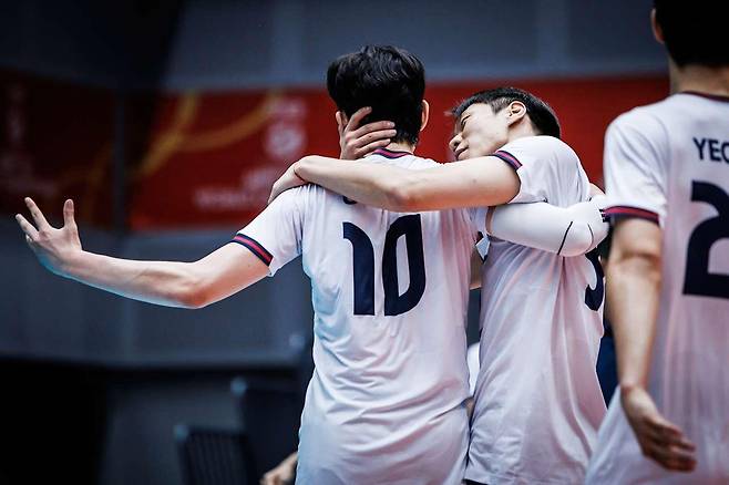 득점 후 기뻐하는 U-21 남자배구 대표팀의 윤경(10번) [FIVB 홈피 캡처. 재판매 및 DB 금지]