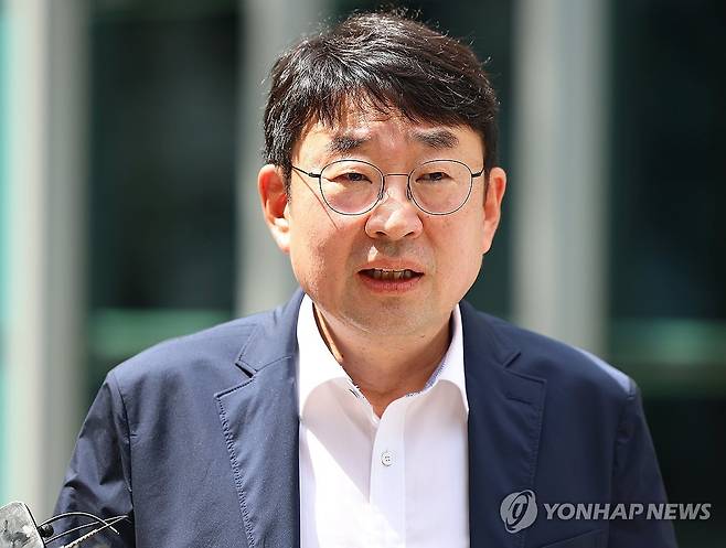 취재진 질문에 답하는 신혜식 씨 (서울=연합뉴스) 김도훈 기자 = 유튜브 채널 '신의 한 수' 대표 신혜식 씨가 18일 경찰 조사를 받기 위해 서울 종로구 서울경찰청에 출석하기 전 취재진과 인터뷰를 하고 있다.2025.8.18 superdoo82@yna.co.kr