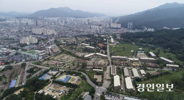 이재명 정부 국정과제에 경기남부 반도체메가클러스터, 주한미군 반환 공여지 등 경기북부 개발부터 GTX·철도지하화 등 교통정책과 노후 신도시 정비계획까지 두루 담겼다. 사진은 캠프 레드클라우드 전경. /경인일보DB