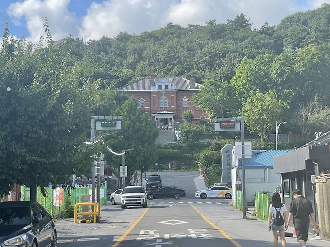 목포 근대역사관으로 활용되고 있는 옛 일본영사관 건물. 벽면 창틀 위에 욱일기의 욱광 문양이 새겨져 있다.