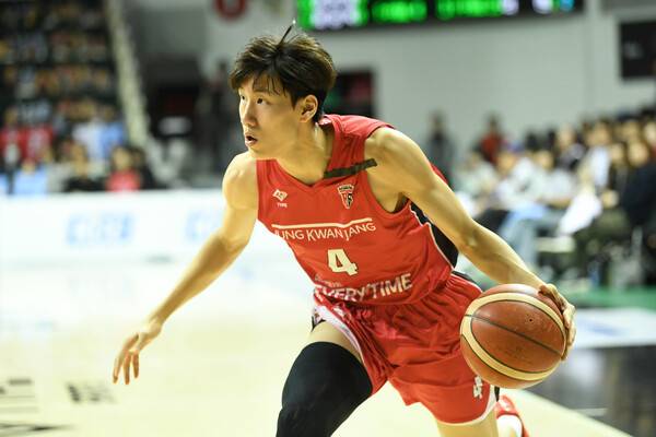 돌파하는 정관장 박정웅. 사진 | KBL