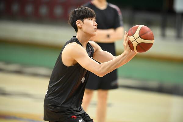 비시즌 슛 연습을 하고 있는 정관장 박정웅. 사진 | KBL