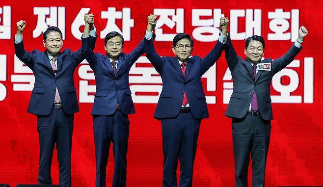 장동혁(왼쪽부터), 조경태, 김문수, 안철수 국민의힘 당대표 후보가 8일 대구 북구 엑스코에서 열린 국민의힘 제6차 전당대회 대구·경북 합동연설회에 참석해 기념촬영을 하고 있다. 사진=뉴시스