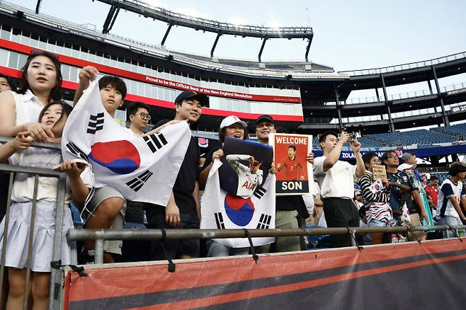 지난 17일(한국시간) 미국 메사추세츠주의 질레트 스타디움에서 열린 MLS LA FC와 뉴잉글랜드 레볼루션의 경기에서 팬들이 태극기를 들고 손흥민을 응원하고 있다.(사진=AFPBBNews)