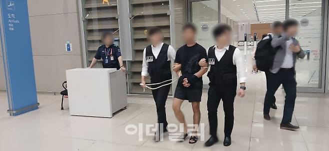 총 380억원 이상을 편취한 해킹 조직의 총책 A씨가 태국에서 4개월 만에 송환되고 있다. (사진=법무부)