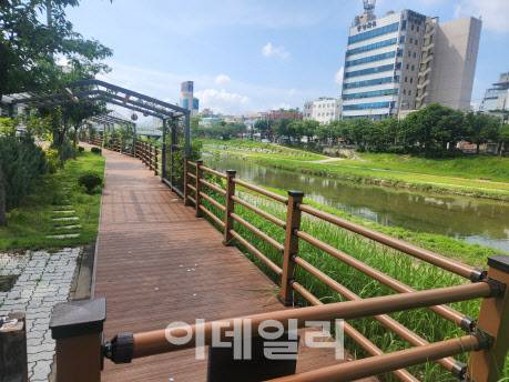 대전 동구의 목척교 보행데크. (사진=박진환 기자)