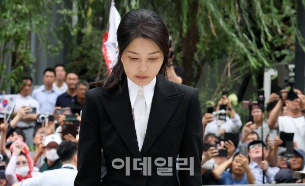 윤석열 전 대통령의 부인 김건희 여사가 지난 6일 서울 종로구에 마련된 김건희 특검팀(특별검사 민중기) 사무실에 조사를 받기 위해 피의자 신분으로 출석하고 있는 모습. (사진=이데일리 방인권 기자)