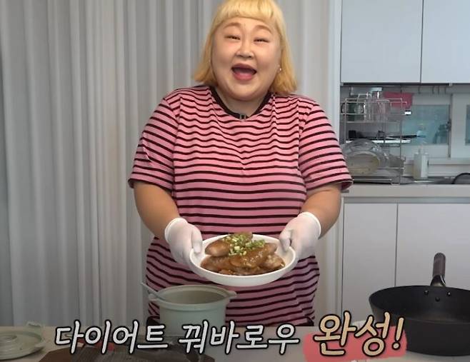 홍윤화가 다이어트 꿔바로우를 직접 만들었다. [사진=유튜브 채널 '홍윤화 김민기 꽁냥꽁냥' 영상 캡처]