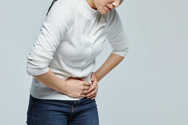복부 대동맥류는 뇌졸중, 심장마비에 못지 않은 응급병이다. 복부 대동맥이 파열되면 혈압이 떨어지고, 안색이 창백해지고 의식을 잃는다. 복부 팽만감, 복통, 허리 통증을 보이기도 한다. 서둘러 병원을 찾지 않으면 위험하다. 복부 대동맥이 터진 환자의 절반 이상이 병원 도착 전에 숨질 수 있다. [사진=게티이미지뱅크]