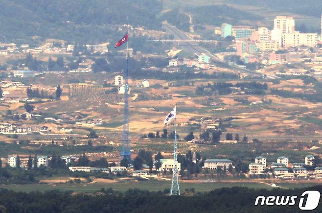 경기도 파주 접경지역에서 바라본 북한 기정동 마을의 인공기와 우리측 대성동 마을의 태극기가 서로 마주하고 있다. 2020.6.19/뉴스1 ⓒ News1 이재명 기자