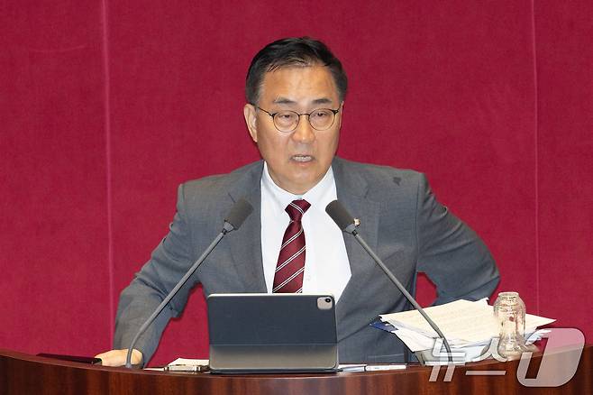 최형두 국민의힘 의원이 21일 서울 여의도 국회에서 열린 제428회 국회(임시회) 본회의에서 한국교육방송공사법(EBS법) 개정안에 대한 무제한 토론(필리버스터)을 하고 있다. 2025.8.21/뉴스1 ⓒ News1 이승배 기자