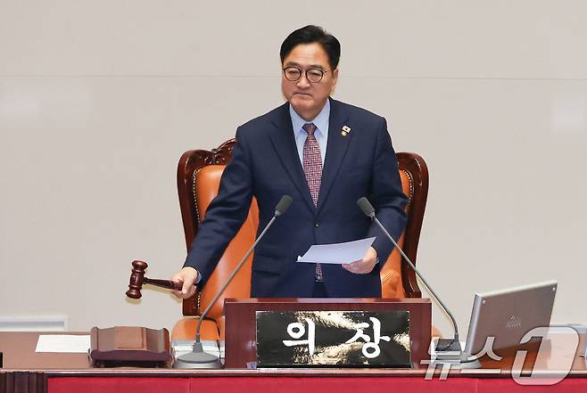 우원식 국회의장이 22일 오전 서울 여의도 국회 본회의장에서 한국교육방송공사법(EBS법) 개정안에 대한 무제한토론 종결동의의 건 통과를 알리고 있다. 2025.8.22/뉴스1 ⓒ News1 안은나 기자