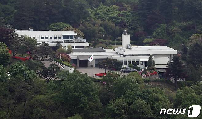 윤석열 대통령 당선인이 취임 후 관저로 서울 한남동 소재 외교부 장관 공관을 사용하기로 했다.  서울 남산에서 바라본 외교부 장관 공관 모습. 2022.4.25/뉴스1 ⓒ News1 박세연 기자