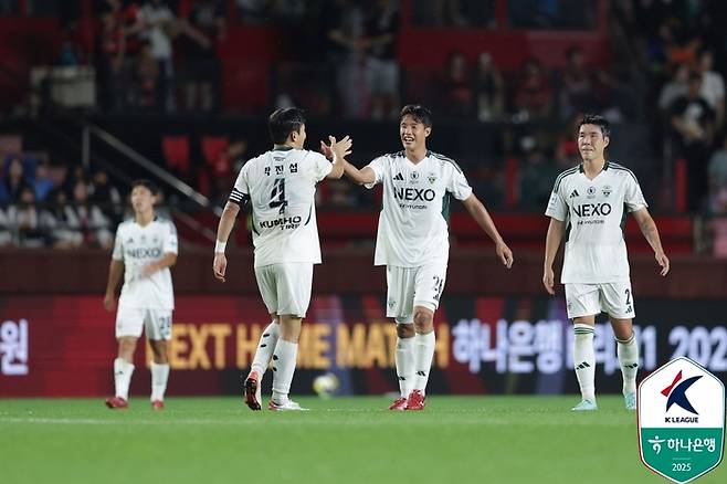 전북 선수들이 지난달 포항전에서 역전승을 거둔 뒤 기쁨을 나누고 있다. 사진 | 한국프로축구연맹