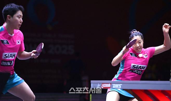 임종훈, 신유빈이 23일 카타르 도하 루사일 아레나에서 열린 2025 국제탁구연맹(ITTF) 세계선수권대회 혼합복식 4강 중국 쑨잉사 - 왕추친과 경기를 펼치고 있다. 2025. 5. 23.  도하(카타르) | 최승섭기자 thunder@sportsseoul.com