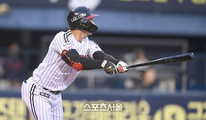 LG 오지환이 20일 서울 잠실구장에서 열린 2025 KBO리그 롯데와 경기 2회말 중월홈런을 날리고 있다. 잠실 | 최승섭기자 thunder@sportsseoul.com