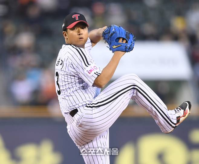 LG 선발투수 송승기가 27일 잠실구장에서 열린 2025 KBO 리그 한화와 경기에서 역투하고 있다. 실 | 최승섭기자 thunder@sportsseoul.com